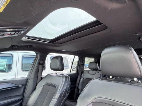 Used 2023 Jeep Grand Cherokee L Laredo image 8