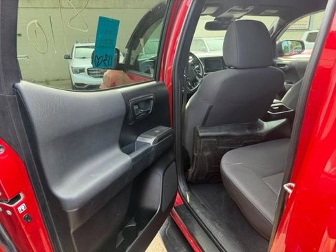 Used 2018 Toyota Tacoma TRD Sport AWD/4WD image 8