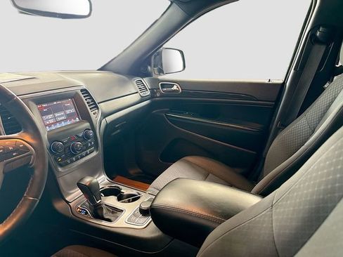 Used 2019 Jeep Grand Cherokee Laredo AWD/4WD image 23