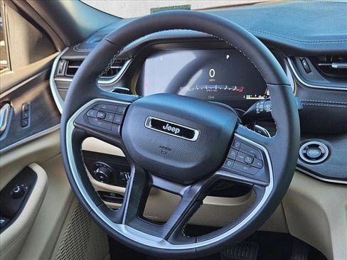 New 2025 Jeep Grand Cherokee Limited image 11