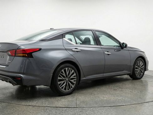 Used 2025 Nissan Altima 2.5 SV image 9
