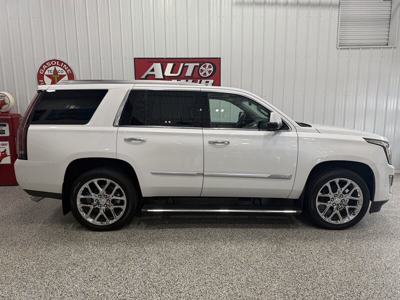 Used 2017 Cadillac Escalade Premium Luxury w/ LPO, Radiant Package AWD/4WD image 3