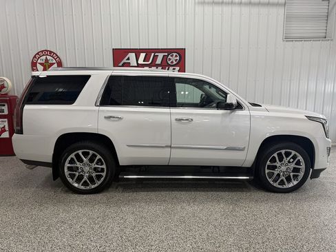 Used 2017 Cadillac Escalade Premium Luxury w/ LPO, Radiant Package AWD/4WD image 3