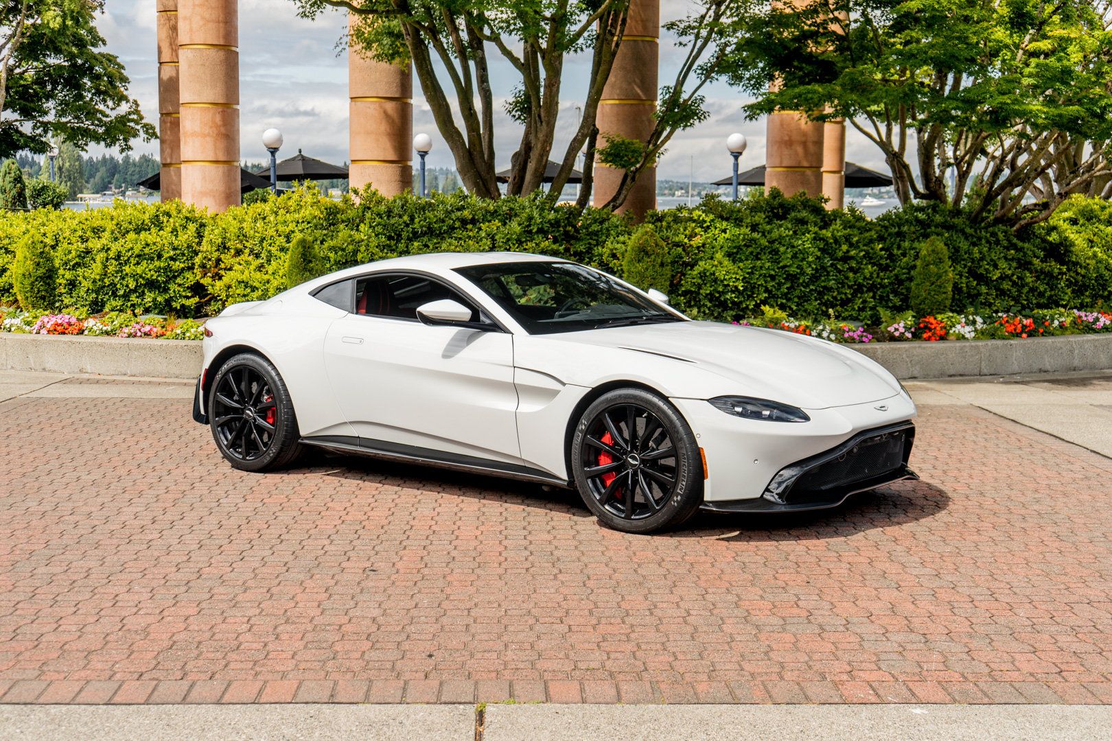 Used 2020 Aston Martin V8 Vantage Coupe RWD image 43