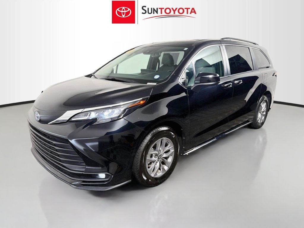 Used 2025 Toyota Sienna XLE FWD image 7