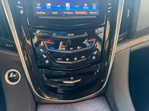 Used 2020 Cadillac Escalade Premium Luxury image 31