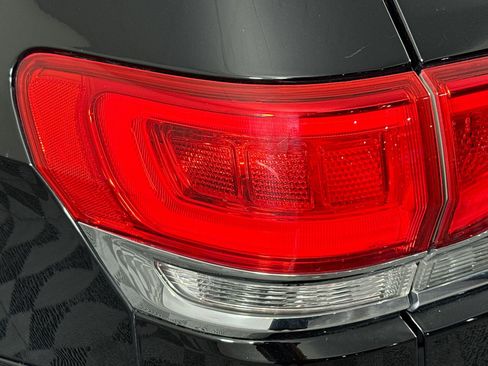 Used 2018 Jeep Grand Cherokee Limited image 35