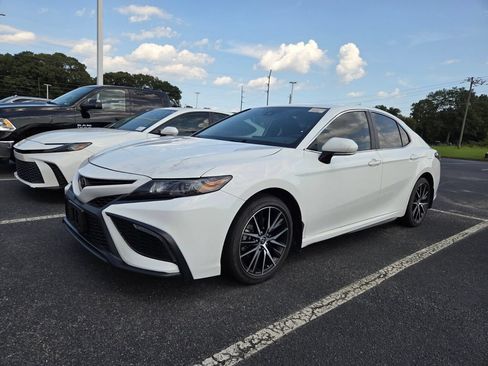 Used 2024 Toyota Camry SE FWD image 3
