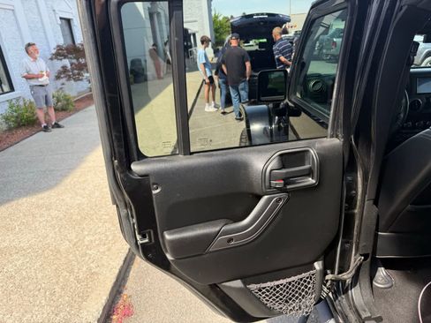 Used 2018 Jeep Wrangler Unlimited Sahara AWD/4WD image 12