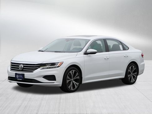 Used 2021 Volkswagen Passat 2.0T SE FWD image 3