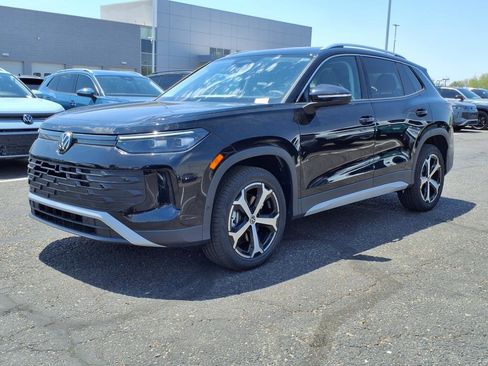 New 2025 Volkswagen Tiguan SE image 3