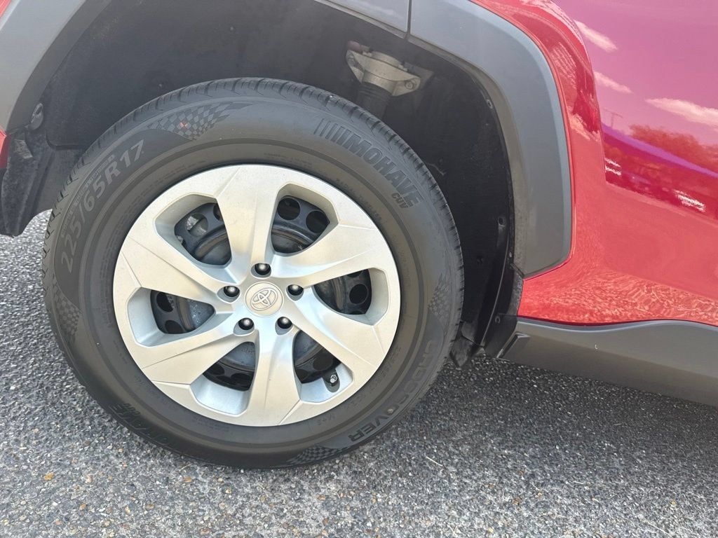 Used 2020 Toyota RAV4 LE FWD image 9