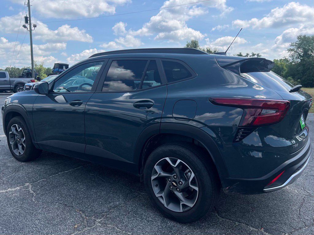 Used 2025 Chevrolet Trax LT FWD image 11