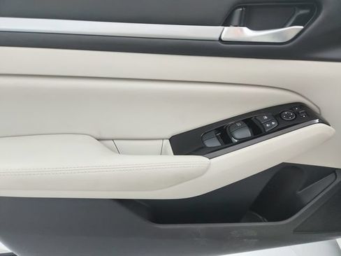 Used 2024 Nissan Altima 2.5 SL FWD image 35