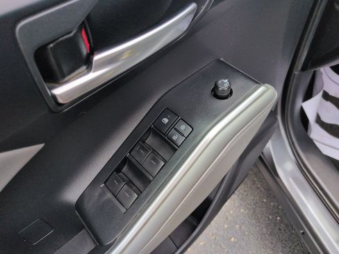Used 2021 Toyota Highlander XLE AWD/4WD image 11