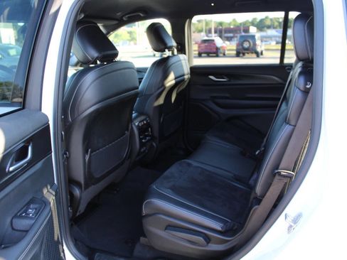 Used 2024 Jeep Grand Cherokee L Laredo image 20