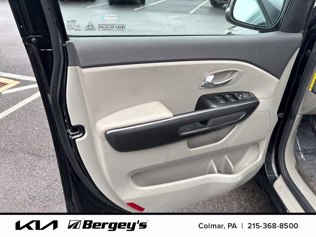 Used 2018 Kia Sedona LX FWD image 13