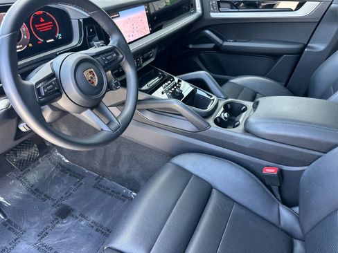 Used 2024 Porsche Cayenne AWD/4WD image 4