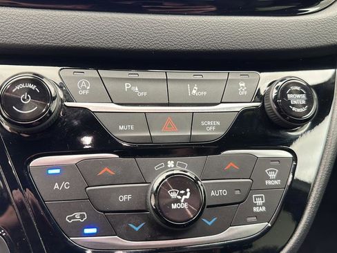 Used 2025 Chrysler Pacifica Select FWD image 21