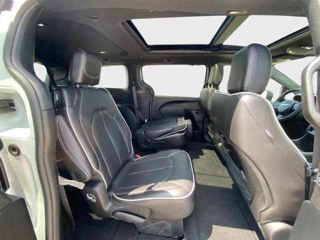 Used 2025 Chrysler Pacifica Limited FWD image 17