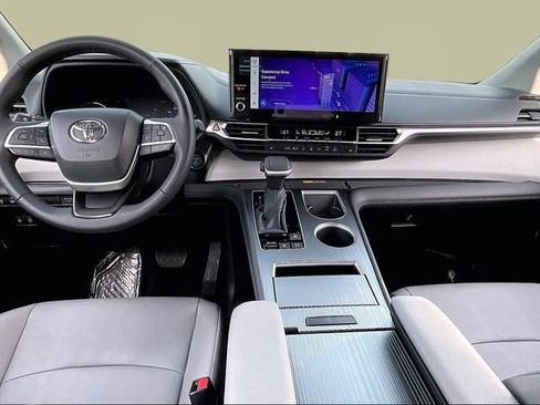 Used 2025 Toyota Sienna XLE image 7