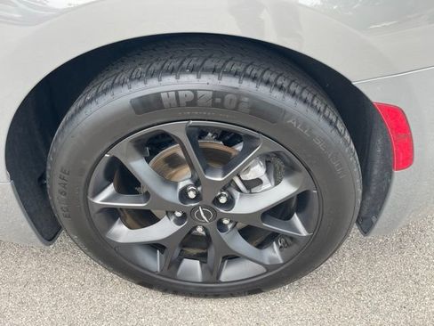Used 2025 Chrysler Pacifica Limited FWD image 32