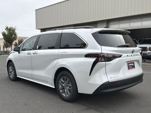 Used 2025 Toyota Sienna XLE AWD/4WD image 7