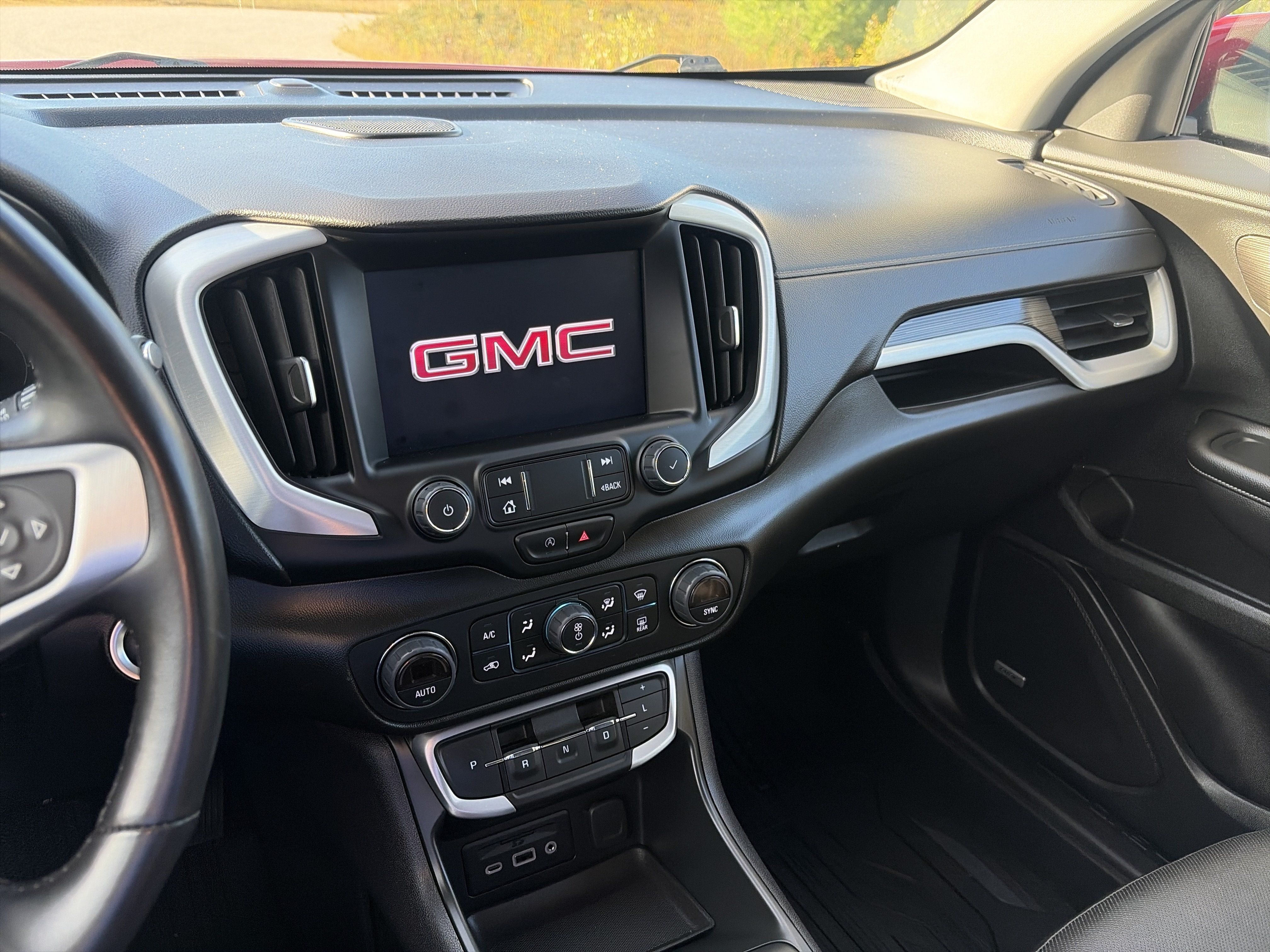 Used 2022 GMC Terrain SLT w/ Infotainment Package II AWD/4WD image 19