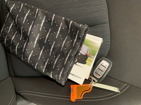 Used 2022 Chrysler Voyager LX image 41