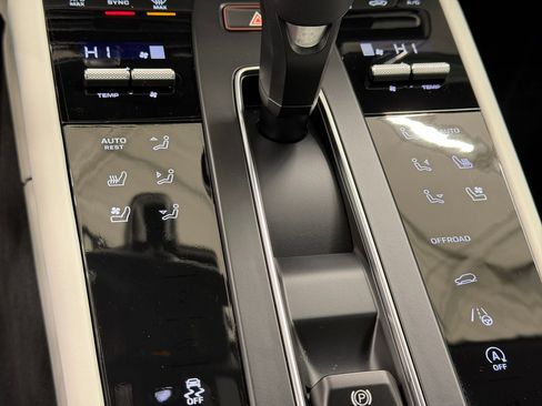 Used 2025 Porsche Macan AWD image 21