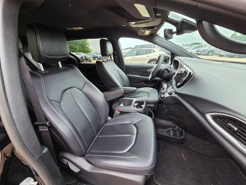 Used 2025 Chrysler Pacifica Select FWD image 34