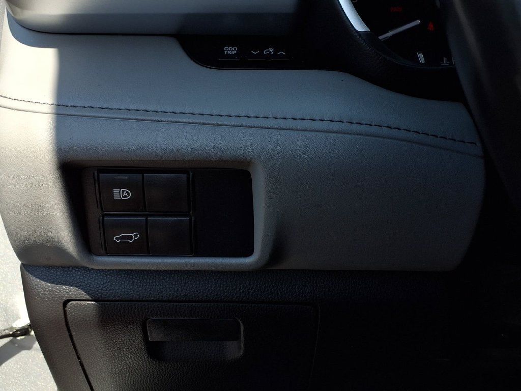 Used 2021 Toyota Highlander XLE FWD image 16