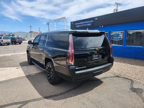Used 2017 Cadillac Escalade ESV Luxury RWD image 5