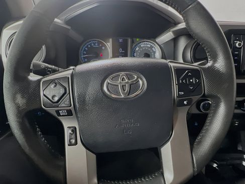 Used 2017 Toyota Tacoma SR5 AWD/4WD image 18