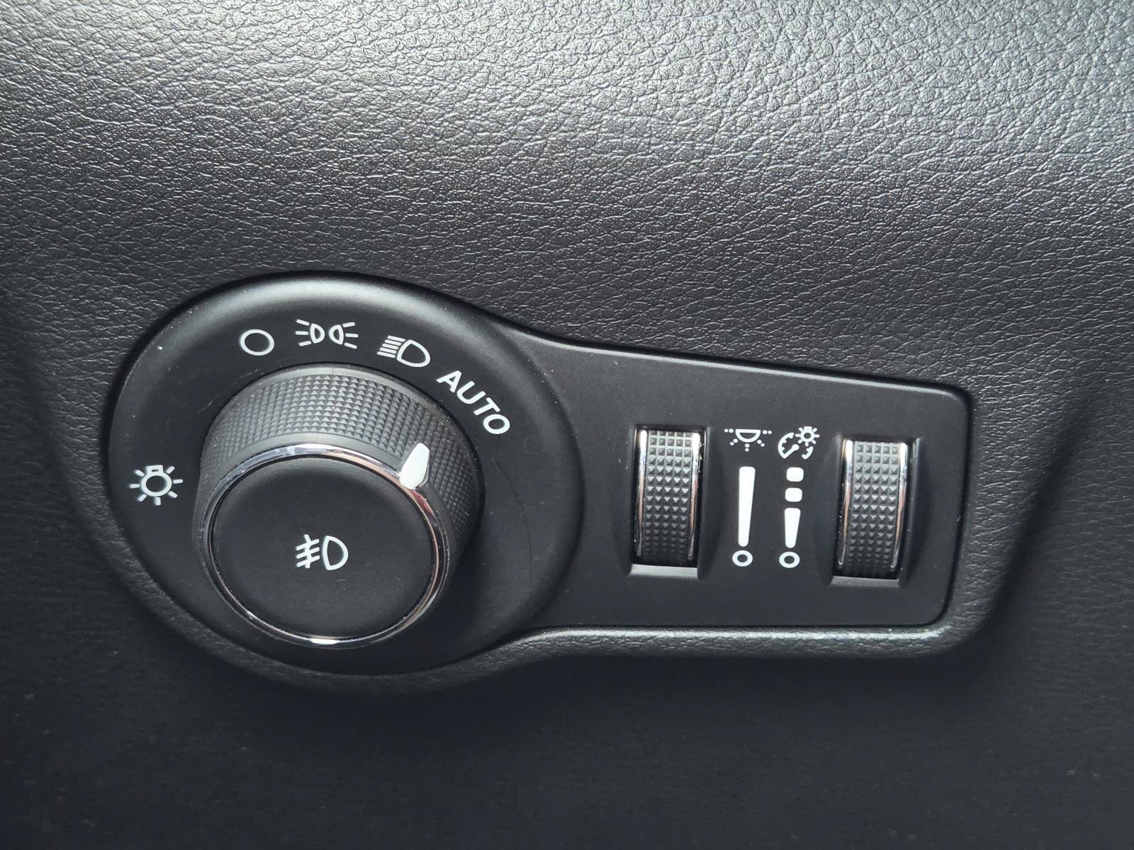 Used 2025 Jeep Compass Latitude AWD/4WD image 20