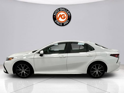 Used 2024 Toyota Camry SE FWD image 4