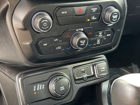 Used 2023 Jeep Renegade Latitude image 31