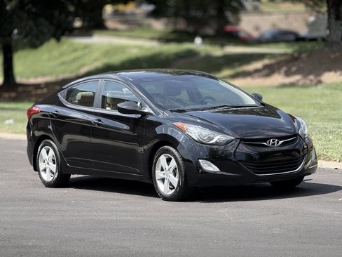 Used 2013 Hyundai Elantra GLS w/ Preferred Pkg image 3