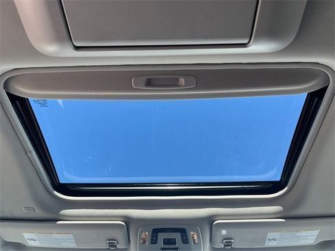 Used 2023 Toyota Sienna Limited image 19