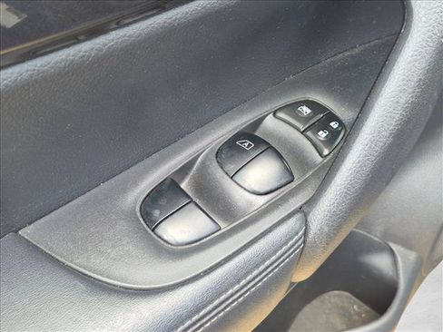 Used 2018 Nissan Rogue SV FWD image 11