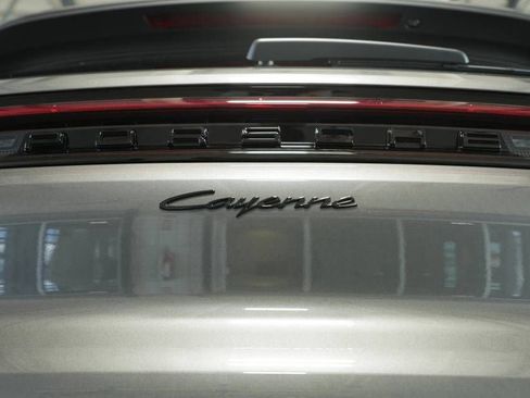Certified 2025 Porsche Cayenne AWD/4WD image 39