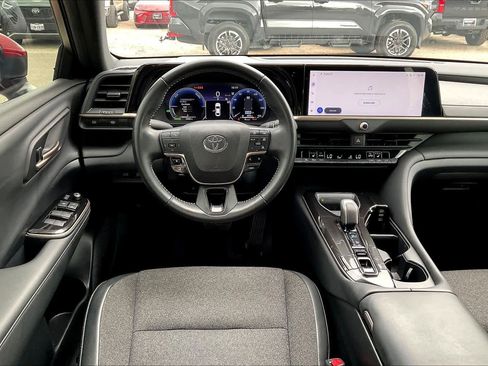 Used 2024 Toyota Crown XLE image 5