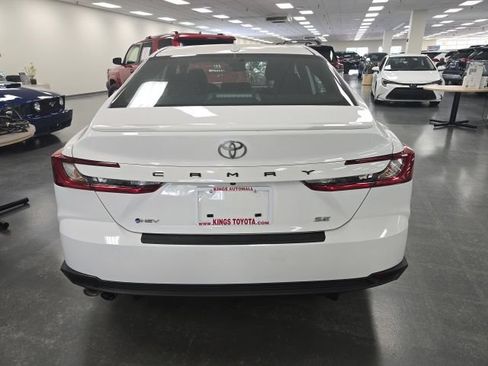 Used 2025 Toyota Camry SE FWD image 4