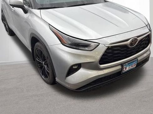 Used 2021 Toyota Highlander XLE image 2