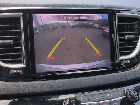 Used 2023 Chrysler Pacifica Touring-L FWD image 23