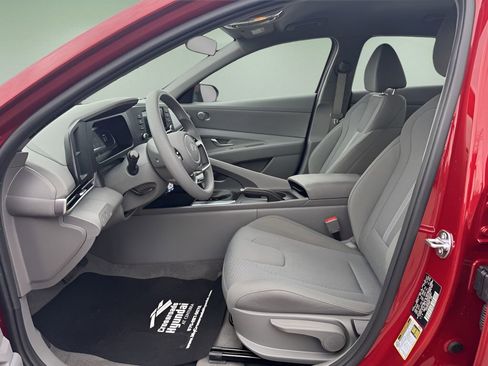 Used 2025 Hyundai Elantra SE image 16