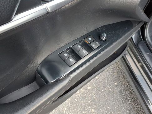 Used 2020 Toyota Camry SE image 11