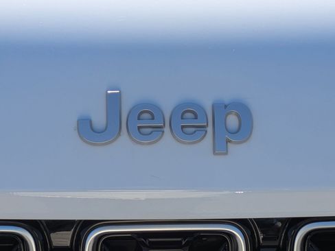 New 2025 Jeep Grand Cherokee Summit image 32