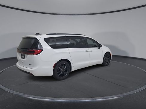 New 2026 Chrysler Pacifica Limited image 15