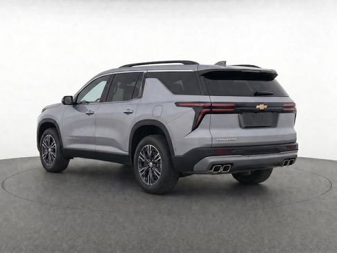 Used 2025 Chevrolet Traverse LT FWD image 5